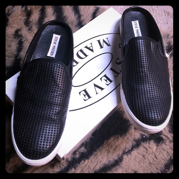 Steve Madden Shoes - Steve Madden BW slip on